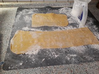 Maultaschenteig ausrollen